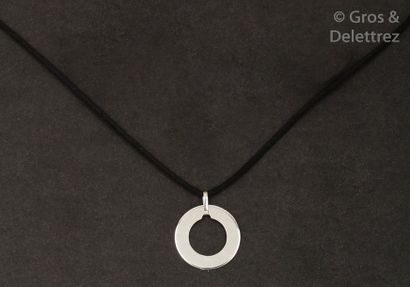 DINH VAN « Cible » Pendentif anneau en or gris sur un lien de coton noir. Signé Dinh...