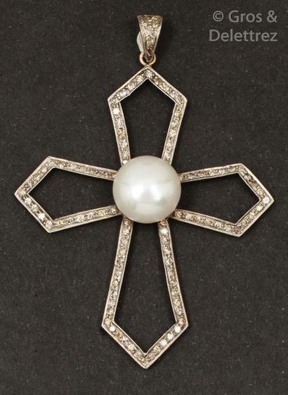 null Croix pendentif ajourée en or gris et or jaune pavée de diamants taillés en...