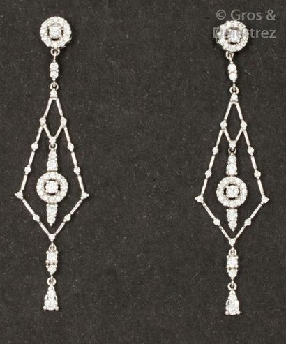 null Paire de pendants d’oreilles « losangiques » en or gris ornés de diamants taillés...