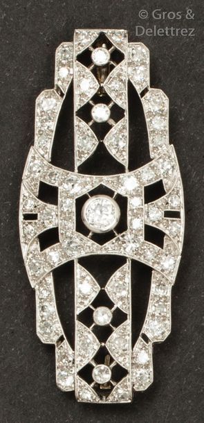 null Broche plaque ajourée sertie de diamants taillés en brillant, au centre, un...