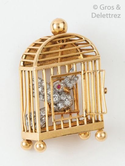 VAN CLEEF & ARPELS Broche « Oiseau dans une cage » en or jaune, l’oiseau mobile sur...