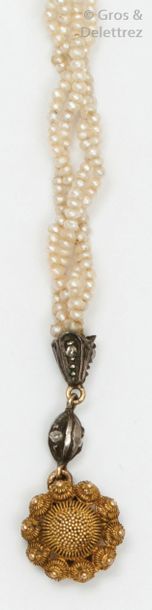 null Bracelet torsadé composé de quatre rangs de perles de semence alterné de motifs...