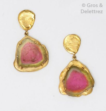 null Paire de pendants d’oreilles en or jaune ornés chacun d’une tourmaline melon...