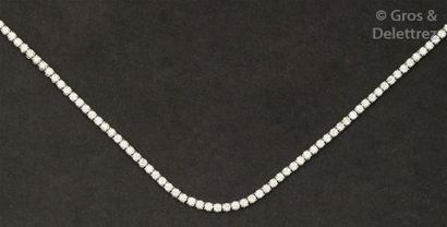 CARTIER Collier « Rivière » en platine orné de cent dix-neuf diamants taillés en...