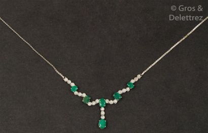 null Collier en or gris orné d’émeraudes ovales liées par des lignes de trois diamants...