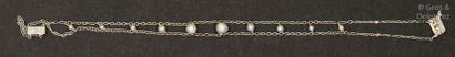 null Bracelet en or gris composé d’une double chaînette retenue par des perles en...