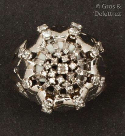 null Bague « Fleur » en or gris ajouré ornée de diamants taillés en brillant dont...