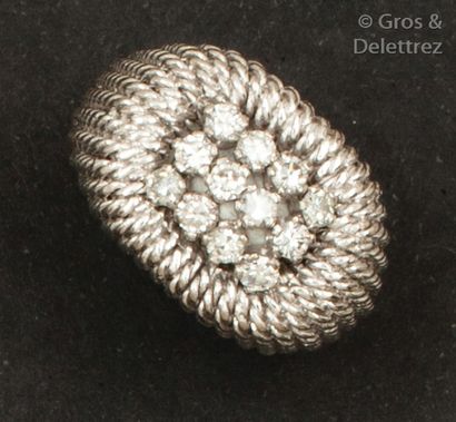 null Bague en or gris ornée de motifs torsadés et de diamants taillés en brillant...