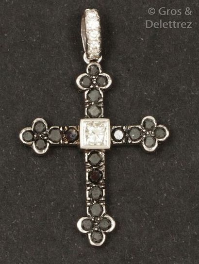 DE GRISOGONO Pendentif croix en or gris ornée d’un diamant central de taille princesse...