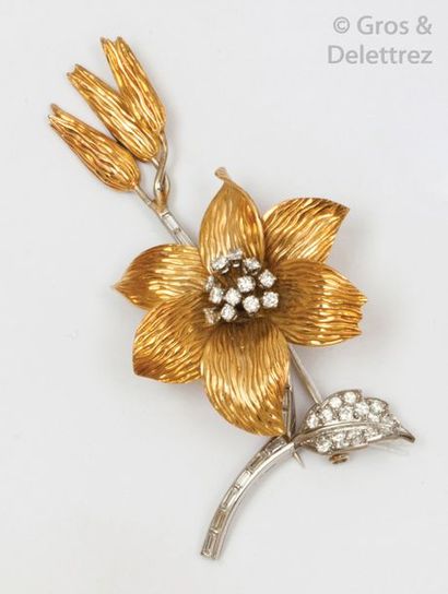 BOUCHERON Broche « Fleur » en or de deux couleurs ornée de diamants taillés en brillant...