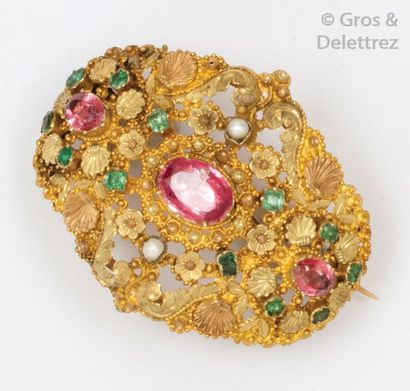 null Broche incurvée en or jaune et or rose ornée d’émeraudes, perles et pierres...