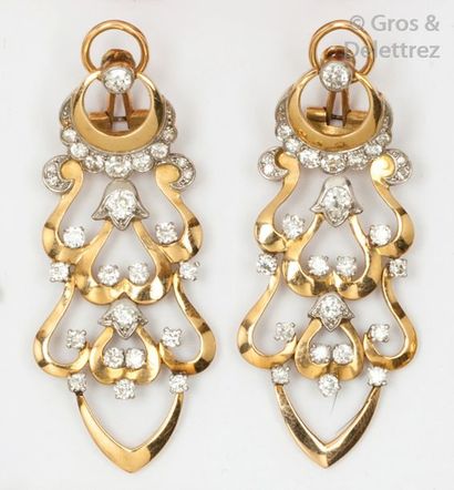 null Paire de boucles d’oreilles en or jaune ajouré partiellement enrichies de diamants...