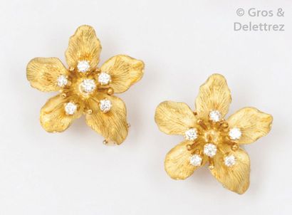 TIFFANY & CO Paire de boucles d’oreilles « Fleurs » en or jaune ciselé ornées de...