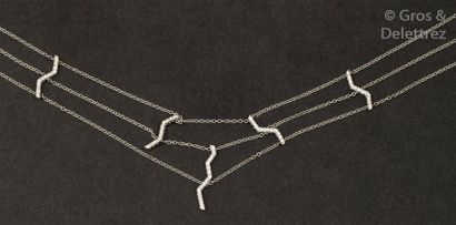 null Collier draperie en or gris à trois rangs, orné de lignes pavées de diamants...