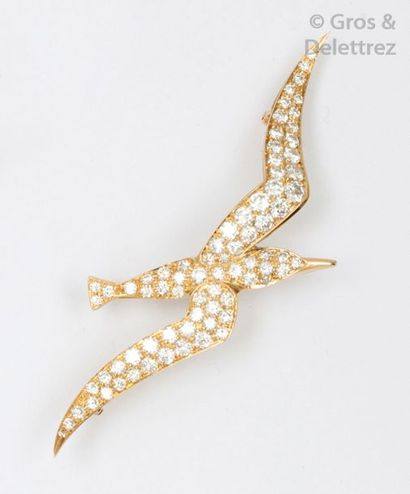 null Broche « Oiseau » en or jaune pavée de diamants taillés en brillant figurant...