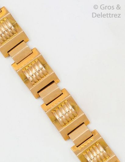 null Bracelet « Tank » en or jaune orné de motifs géométriques et godronnés. Vers...