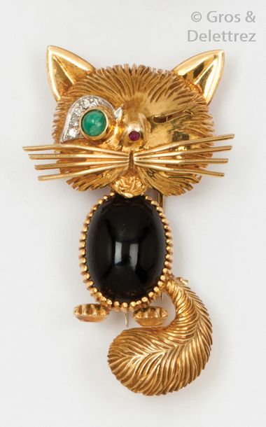 VAN CLEEF & ARPELS « Chat malicieux » Broche en or jaune et platine, le corps en...