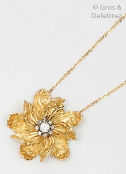 BOUCHERON Collier « Fleur » en or jaune amati et poli, le pistil orné de diamants...