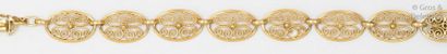 null Bracelet en or jaune ornée de maillons ovales filigranés. Longueur : 18cm. P....