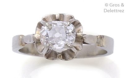 null Bague «?Solitaire?» en or gris ornée d’un diamant coussin, calibrant 0,60 carat...