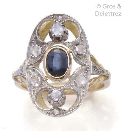 null Bague en or jaune ajouré, ornée d’une pierre bleue ovale, et partiellement sertie...