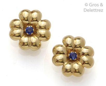 null Paire de boucles d’oreilles «?Fleur?» en or jaune godronné, chacune sertie d’un...