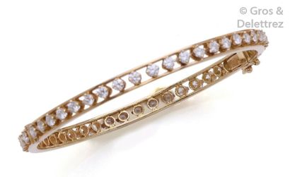 null Bracelet rigide ouvrant en or jaune ajouré entièrement serti de diamants taillés...