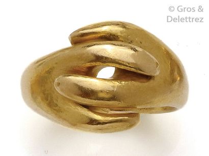 LALAOUNIS Bague «?Mains?» en or jaune. Signé Lalaounis. P. 9,2g.