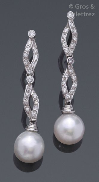 null Paire de pendants d’oreilles en or gris ornés d’un motif d’entrelacs pavés de...