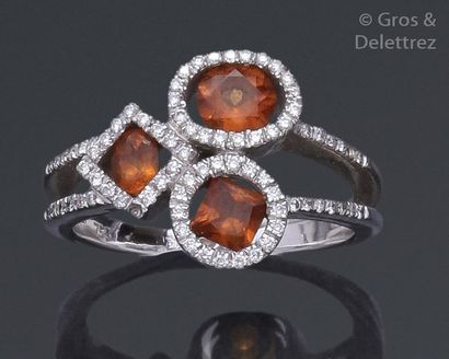 null Bague géométrique en or gris ornée de trois citrines facettée, l’une ovale dans...