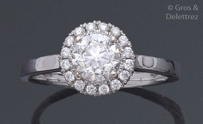 null Bague en or gris ornée d’un diamant taillé en brillant dans un entourage de...