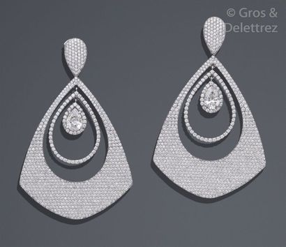 null Paire de pendants d’oreilles «?Goutte?» en or gris entièrement pavés de diamants...