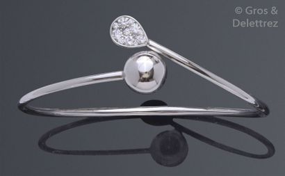 null Bracelet rigide ouvert en or gris orné d’un motif poire serti de diamants taillés...