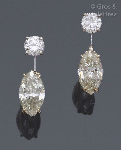 null Paire de boucles d’oreilles en or gris chacune ornée d’un diamant taillé en...