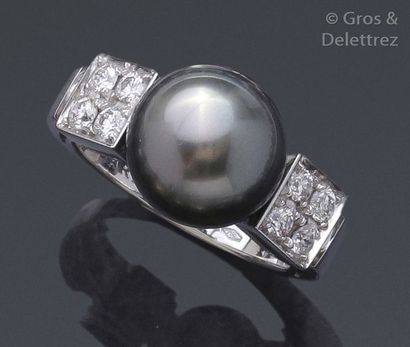 BULGARI «?Lucéa?» - Bague en or gris ornée d’une perle grise de Tahiti, épaulée de...