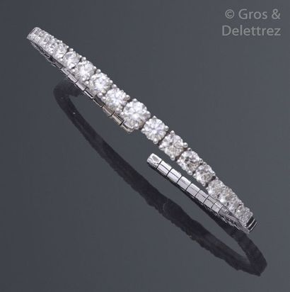 null Bracelet rigide ouvert en or gris serti de diamants taillés en brillant en chute....