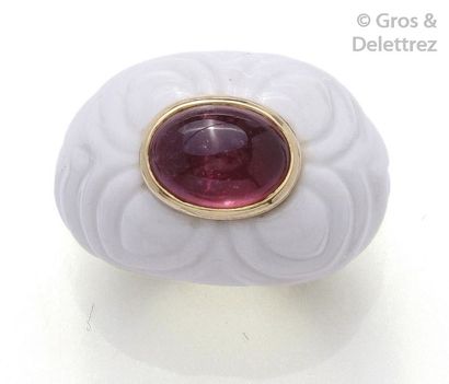 BULGARI «?Chandra?» - Bague en or jaune et céramique blanche godronnée sertie d’un...