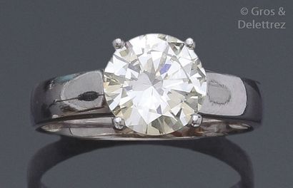 null Bague «?Solitaire?» en or gris, ornée d’un diamant calibrant environ 2 carats....