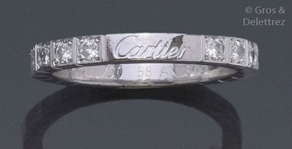 CARTIER «?Lanière?» - Bague en or gris ornée d’une monture composée de facettes pavées...