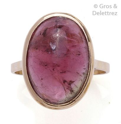 null Bague en or jaune ornée d’un cabochon de rubellite en serti clos. Tour de doigt?:...