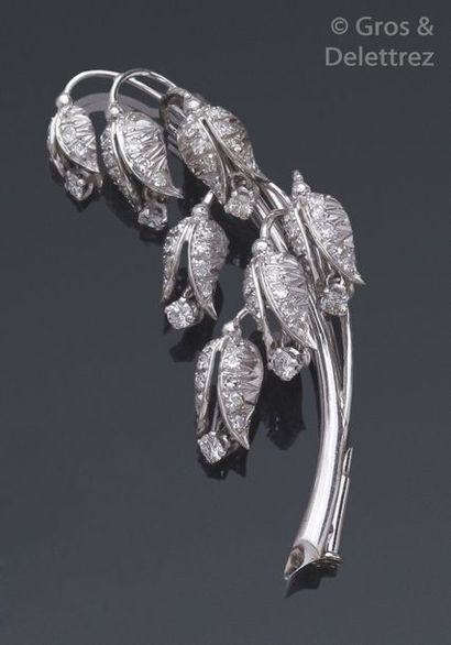 null Charmante broche «?Muguet?» en or gris, les clochettes pavées de diamants taillées...