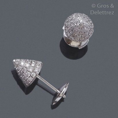 ELISE DRAY «?Mini Muse?» - Paire de boutons d’oreilles en or gris ornés de diamants...