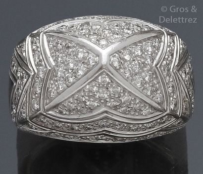 null Bague «?Pyramide?» en or gris ornée d’un pavage de diamants taillés en brillant....