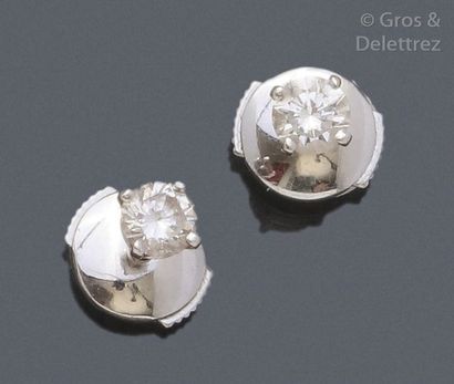 null Paire de boutons d’oreilles en or gris ornés de diamants taillés en brillant...