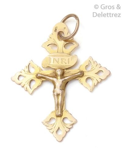 Croix pendentif en or jaune ornée du Christ...