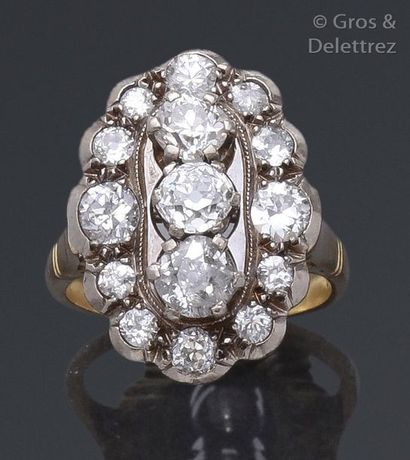 null Bague ovale en platine et or jaune ornée de trois diamants taillés en brillant...