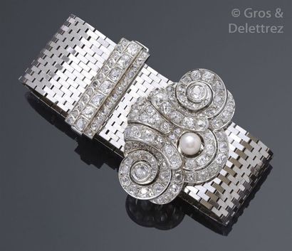 null Bracelet souple en or gris orné d’un fermoir à décor de volute entièrement serti...