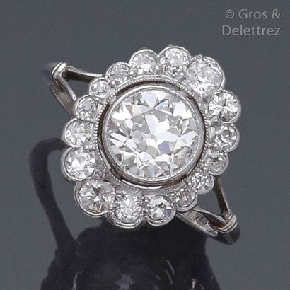 null Bague «?Fleur?» en or gris ornée d’un diamant taillé en brillant calibrant 1 carat...