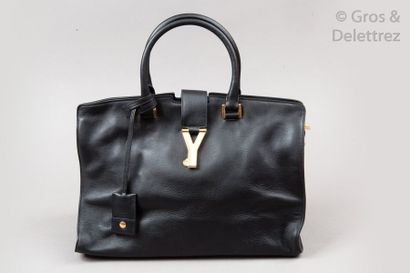 null SAINT LAURENT

Sac "Chic" 35cm en veau noir, fermeture éclair à double curseur,...