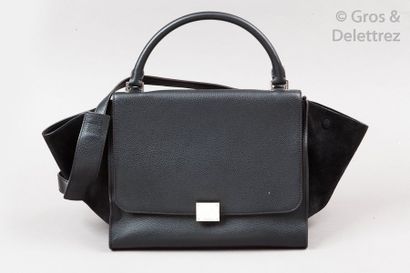 null CELINE

Sac "Trapèze" 30cm en veau grainé et veau velours noir, fermoir pivotant...